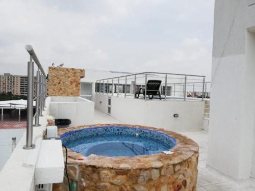 a hot tub on the roof of a building at Luxury apartment with pool view and Jacuzzi in Cali