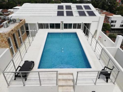 a swimming pool on the roof of a house at Luxury apartment with pool view and Jacuzzi in Cali