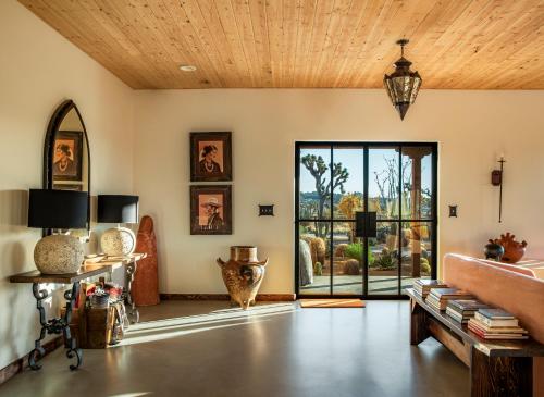 TV a/nebo společenská místnost v ubytování Salt Pool - Sauna - Cold Plunge - Lux Desert Ranch