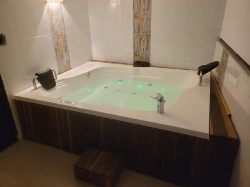 een badkuip met een wastafel en een kraan bij Hotel Plazuela Real in Barrancabermeja