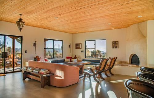 Posezení v ubytování Salt Pool - Sauna - Cold Plunge - Lux Desert Ranch