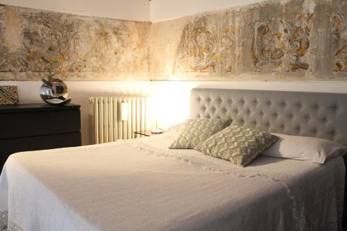 - une chambre avec un lit blanc et 2 oreillers dans l'établissement Speciale Apartment, à Palerme