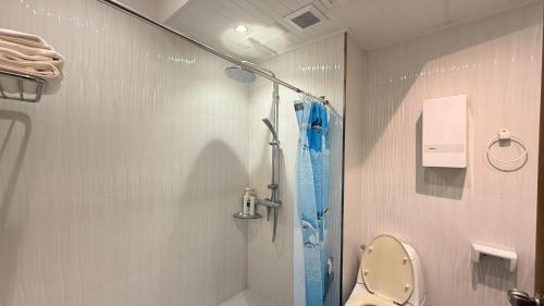 a bathroom with a shower and a toilet at Gamers Residence in Ban Nong Chaeng