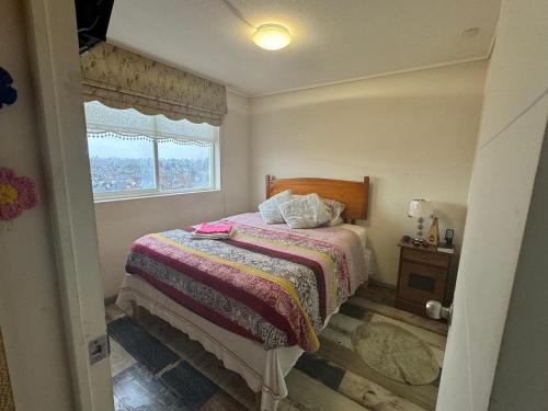een kleine slaapkamer met een bed en een raam bij Horizonte Magico in Osorno