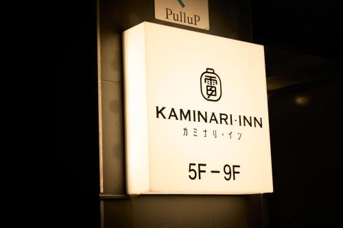 een bord aan de zijkant van een gebouw bij KAMINARI Inn Newly Renovated Jan 2026 in Tokyo