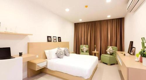 Una cama o camas en una habitación de Landmark Residence