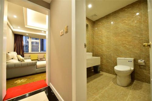 een badkamer met een toilet, een wastafel en een bank bij Dali Dayu Hotel in Dali