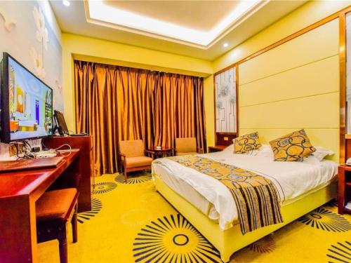 een slaapkamer met een bed, een bureau en een computer bij Dali Dayu Hotel in Dali