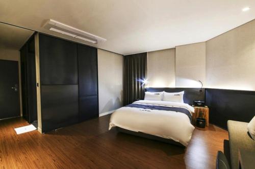 ein Schlafzimmer mit einem großen Bett in einem Zimmer in der Unterkunft Daesungkwan Hot Spring Hotel in Busan