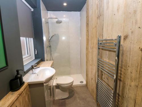 ein Badezimmer mit Waschbecken, Toilette und Dusche in der Unterkunft Chalet 86 in South Shields