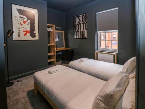 ein Zimmer mit zwei Betten und einem Fenster in der Unterkunft Chalet 86 in South Shields