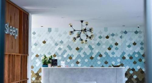 una cucina con parete coperta di pois di @Sleep a Ban Rang Faet