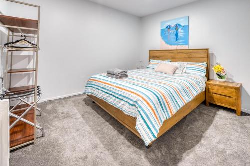 En eller flere senge i et værelse på Auckland Urban Escape - Central, Connected & Comfy