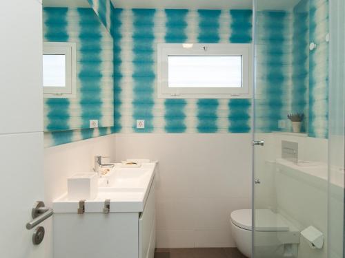 a bathroom with a sink and a toilet and a shower at Apartment Las Burras Aquarius09 in San Agustin