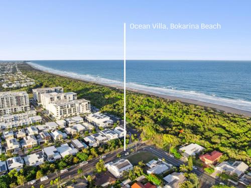 vue aérienne des villas en bord de mer et de la plage dans l'établissement Ocean Villa Prime Bokarina Beach Location with Pool, à Bokarina