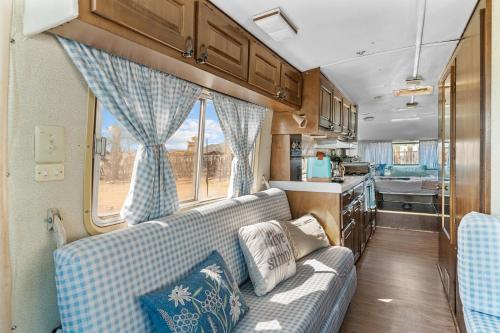 een woonkamer met een bank in een camper bij Starlite Vintage Resort in Buckskin Joe