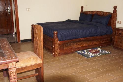 una camera da letto con un letto, un tavolo e una sedia di Kings Land Hotel a Lalībela