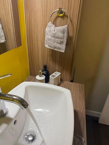 een badkamer met een wit bad en een wastafel bij Cé La Vie in Québec