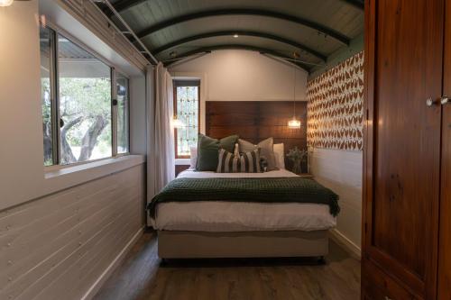 een kleine slaapkamer met een bed in een huis bij Rústica Estate in Quindalup