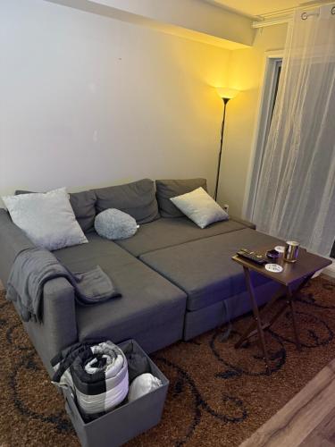 een woonkamer met een bank en een tafel bij Cé La Vie in Québec