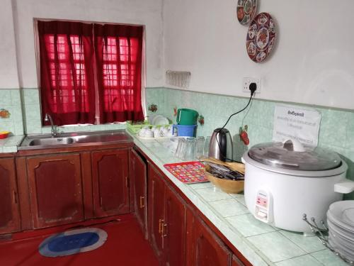 Kuchyň nebo kuchyňský kout v ubytování Lady Maccllum's Stone Bungalow Nuwareliya Sri Lanka