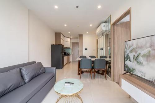 un salon avec un canapé et une table dans l'établissement Homie Apartmant l Vinhomes Grand Park, à Hô-Chi-Minh-Ville