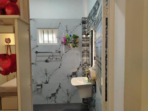 a bathroom with a black and white marble wall at Stay Roside Villa Hikkaduwa in Hikkaduwa