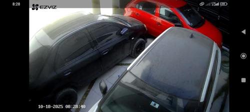 twee auto's geparkeerd naast elkaar in een garage bij House - Huanchaco in Huanchaco