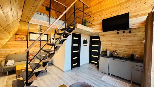 ein Zimmer mit einer Wendeltreppe in einem Haus in der Unterkunft IezerVenture Cabins - Pattaya in Şelari