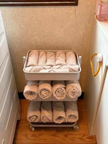 a towel rack with towels in a bathroom at 高岡ゆるり家 Yururi-Ya in Takaoka