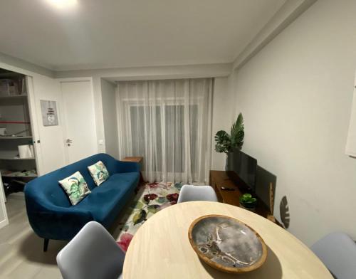 een woonkamer met een blauwe bank en een tafel bij Aveiro Studio Alboi in Aveiro