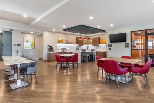 un ristorante con tavoli e sedie e una cucina di MainStay Suites Fort Myers East I-75 a Fort Myers