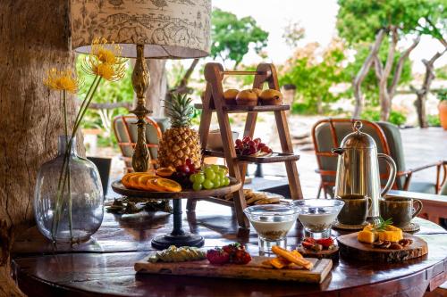 un tavolo con frutta e verdura sopra di Camp Silwane 
