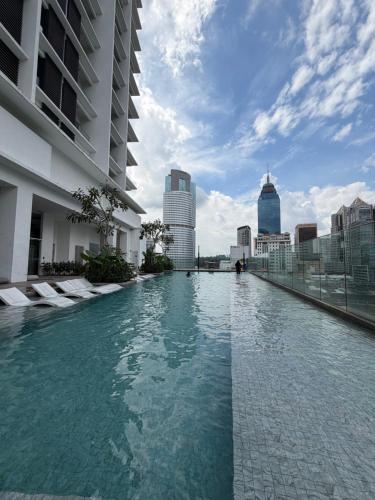Swimmingpoolen hos eller tæt på Quill Residence Suites KLCC By Sara