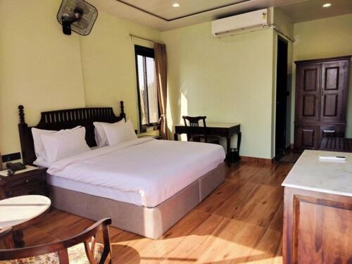 Giường trong phòng chung tại The Cabana 5BHK Luxury Villa