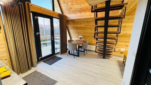 een kamer met een tafel en een wenteltrap bij IezerVenture Cabins - Chiang Rai in FierbinÅ£i