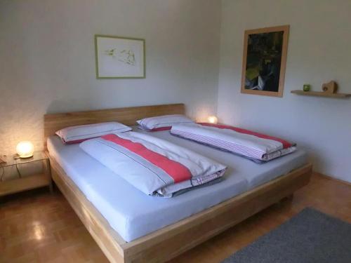 two twin beds in a bedroom with two lamps at Ferienwohnungen Binder in Mauth