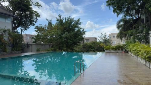a swimming pool with blue water in a building at Cozy Clifford Homagama in Homagama