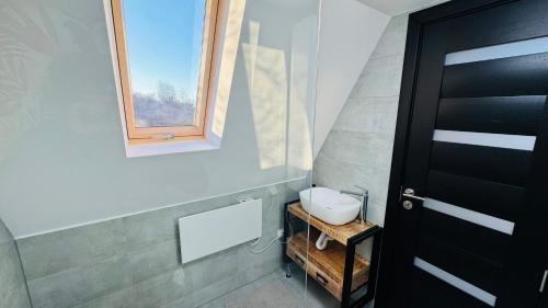 ein Bad mit einem WC, einem Fenster und einer Tür in der Unterkunft IezerVenture Cabins - Phuket in Şelari