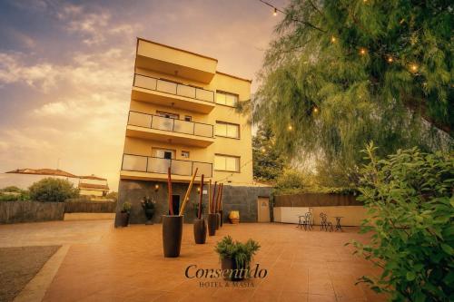 un edificio di fronte a un edificio di Hotel Consentido a Granollers