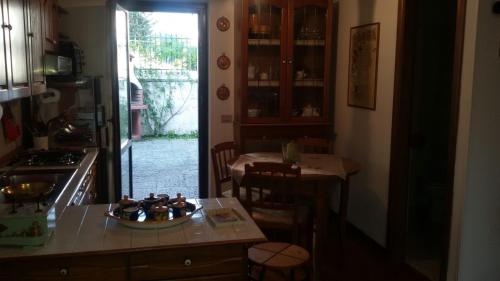 una cocina con una mesa con un bol de fruta. en La Montanara Apartment en Castel di Sangro