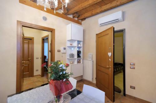 a living room with a vase of flowers on a table at Antico Teatro signorile in Salò