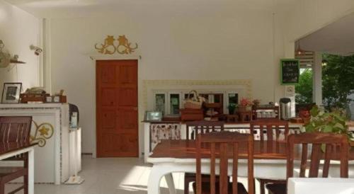 une salle à manger avec une table et des chaises dans l'établissement Charisma Resort, à Suan Phueng
