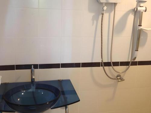 ein Badezimmer mit blauem Waschbecken und Dusche in der Unterkunft Kacha Resort in Ban Bang Phun