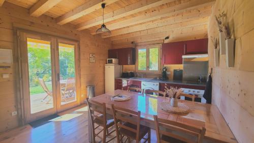 Kuchyň nebo kuchyňský kout v ubytování Chalet au cœur du massif Mézenc-Gerbier