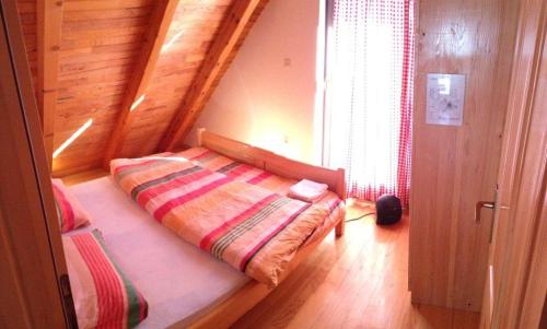 sypialnia z łóżkiem w pokoju w obiekcie Planinska kuća Kupres w mieście Kupres