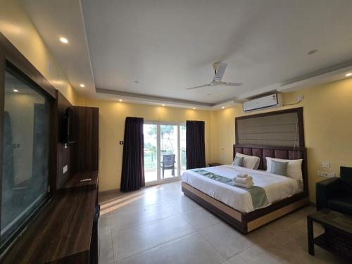 Giường trong phòng chung tại Tiger Inn Beach Resort