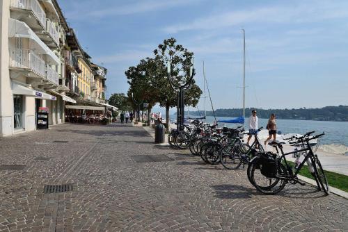 a row of bikes parked on a street next to the water at Antico Teatro signorile in Salò