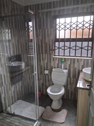 Phòng tắm tại Eazistay Motel - Letlhabile