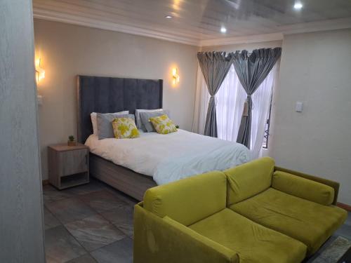 Giường trong phòng chung tại Eazistay Motel - Letlhabile